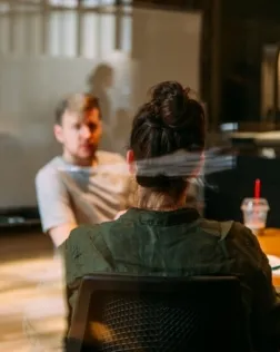 L’objectiu és dotar d’eines interpersonals i recursos per gestionar, dinamitzar i participar de manera eficaç, en reunions directives del patronat. Font: Unsplash.