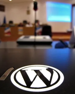 Imatge d'un portàtil amb una enganxina de Wordpress. Imatge de Titanas. Llicència d'ús CC BY-SA 2.0