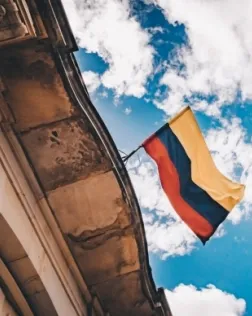 La jornada abordarà preguntes com ‘En quin punt està la implementació dels Acords de Pau de La Habana?’. Font: Unsplash.
