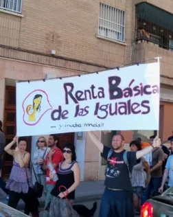 Persones al carrer manifestant-se a favor d'una renda bàsica. Foto: Fermón Grodia