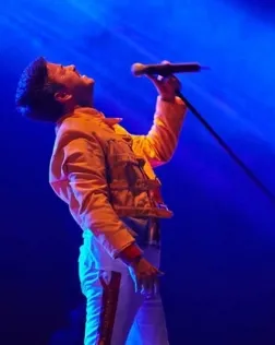 Nacho Rosselot interpreta a Freddy Mercury a la banda tribut a Queen Play The Game.