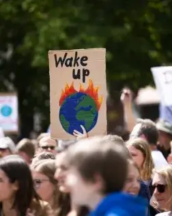 L’objectiu del cicle és parlar sobre la crisi ambiental, les revoltes socials i les possibles alternatives i solucions al respecte. Font: Unsplash.