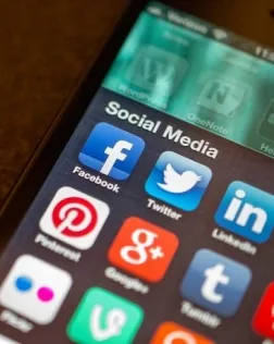 Fotografia d'un telèfon mòbil amb icones de xarxes socials. Imatge de Jason Howie. Llicència d'ús CC BY 2.0