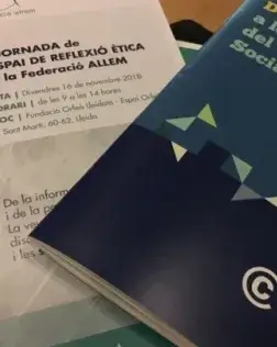 Documents sobre la taula. Font: La Confederació