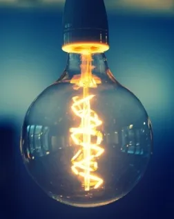 Bombilla encesa. Font: jpleino