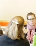 Noies participant en un espai de debat. Font: Coordinadora de Mentoria Social