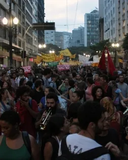 Manifestació de jovent en ple carrer. Font: dfactory