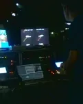 Fotografia d'un VJ en plena acció. Imatge de Ville Hyvönen. Llicència d'ús CC BY-SA 2.0.
