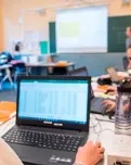 Diverses persones en una aula fent formació. Font: Fundació Pere Tarrés