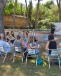 Persones fent una sessió formativa al mig de la natura. Font: Torre Jussana