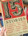 Fotografia d'un llibre sobre stories. Imatge Alan Levine. Llicència d'ús de domini públic. 