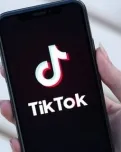 Fotografia d'un mòbil amb l'aplicació de TikTok. Imatge de Chantelle van Heerden. Llicència d'ús de Domini Públic.