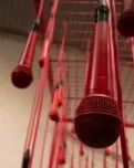 Micros rojos penjant d'un sostre. Font: Rots Marie