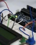 Fotografia d'una placa arduino. Imatge de samthor. Llicència d'ús CC BY-SA 2.0