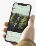 Fotografia d'un mòbil amb l'aplicació Instagram. Imatge de Stock Catalog. Llicència d'ús CC BY 2.0.