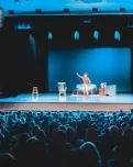 Amb el suport de la Comissió Europea, l’obra es transmetrà en directe simultàniament a Espanya, Itàlia i Portugal. Font: Unsplash.