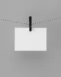 Paper blanc penjat amb una agulla. Font: Kelly Sikkema