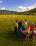 Amb el títol de monitor o monitora lleure es pot treballar en esplai, colònies, campaments, casals d’estiu, activitats extraescolars o menjadors escolars.
