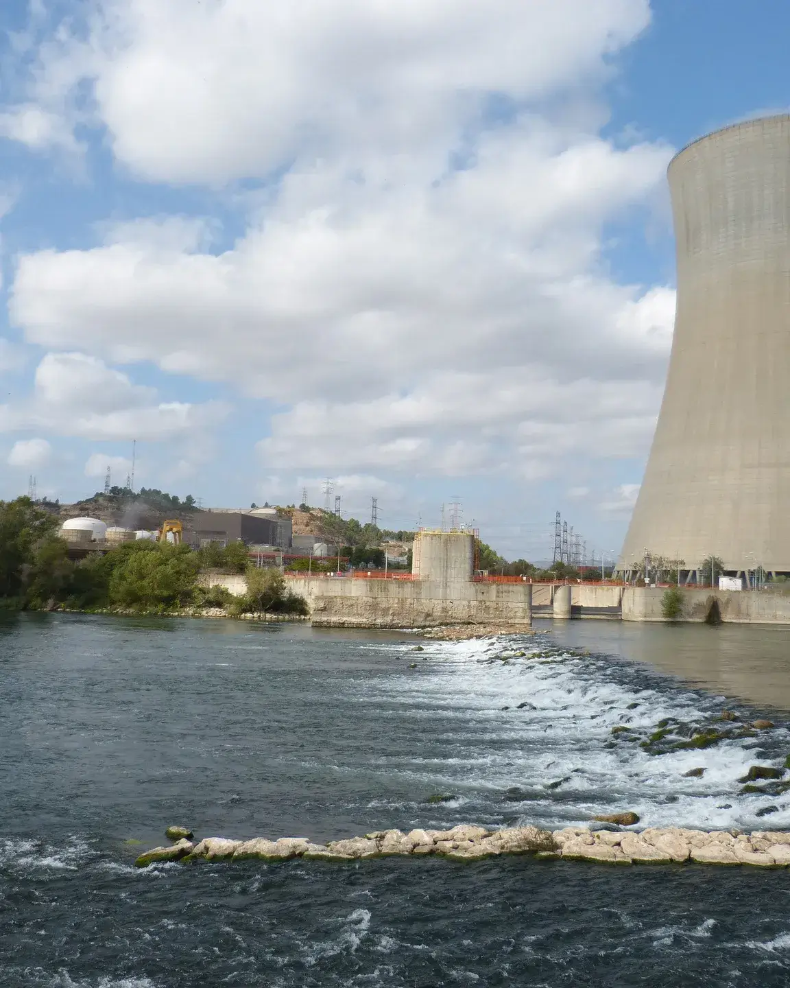 Central nuclear situada a Ascó, a la Ribera d'Ebre. Central nuclear situada a Ascó, a la Ribera d'Ebre.