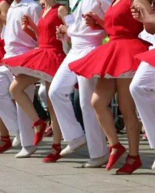Un grup de persones ballant sardanes en representació de la cultura popular catalana. Font: Confederació Sardanista de Catalunya - Clara Feliu.