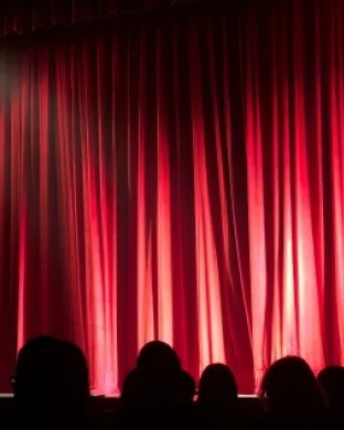 Imatge d'unes persones a punt de gaudir d'una obra de teatre. Font: Llicència CC Pexels Imatge d'unes persones a punt de gaudir d'una obra de teatre. Font: Llicència CC Pexels