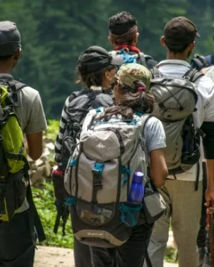 Persones d'excursió, en representació de la marxa reivindicativa 'No a la MAT'. Font: Llicència CC Pexels