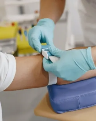 Imatge que il·lustra una persona donant sang. Font: Llicència CC Pexels