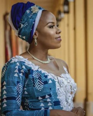 Una dona amb descendència africana en representació a l'obra de teatre 'Títuba. Bruixa, Negra i Ramera'