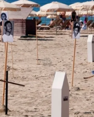 Imatge oficial de l'edició de la jornada Fronteres Invisibles d'enguany, a la platja del Bogatell de Barcelona. Font: Tanquem els CIE