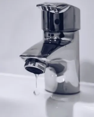 Aixeta amb una gota d'aigua, com a representació dels serveis públics essencials. Font: Llicència CC Unsplash