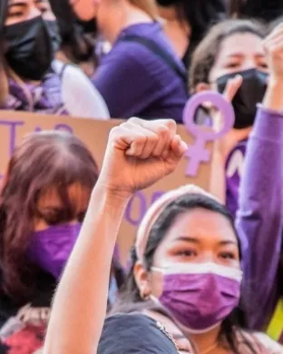 Dones en una manifestació per reivindicar els seus drets. Font: Llicència CC Pexels