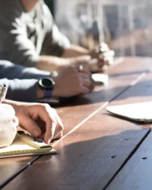 Persones en una reunió en representació de l'espai de trobada entre centres d'estudis i ateneus. Font: Llicència CC Unsplash