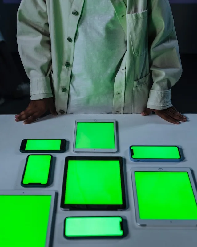 Persona mirant pantalles de telèfon mòbil i tauletes. Font: Ron Lach