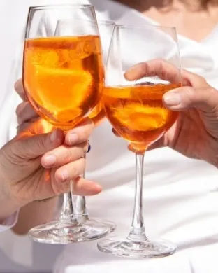 Persones celebrant una estona de vermut en representació del VIHRMUT contra l'estigma. Font: Llicència CC Pixabay