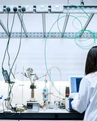 Noia fent recerca en un laboratori. Font: Pexels - ThisIsEngineering Noia fent recerca en un laboratori. Font: Pexels - ThisIsEngineering