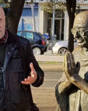 Un representant de FundiPau amb una estàtua de Gandhi. Font: FundiPau.