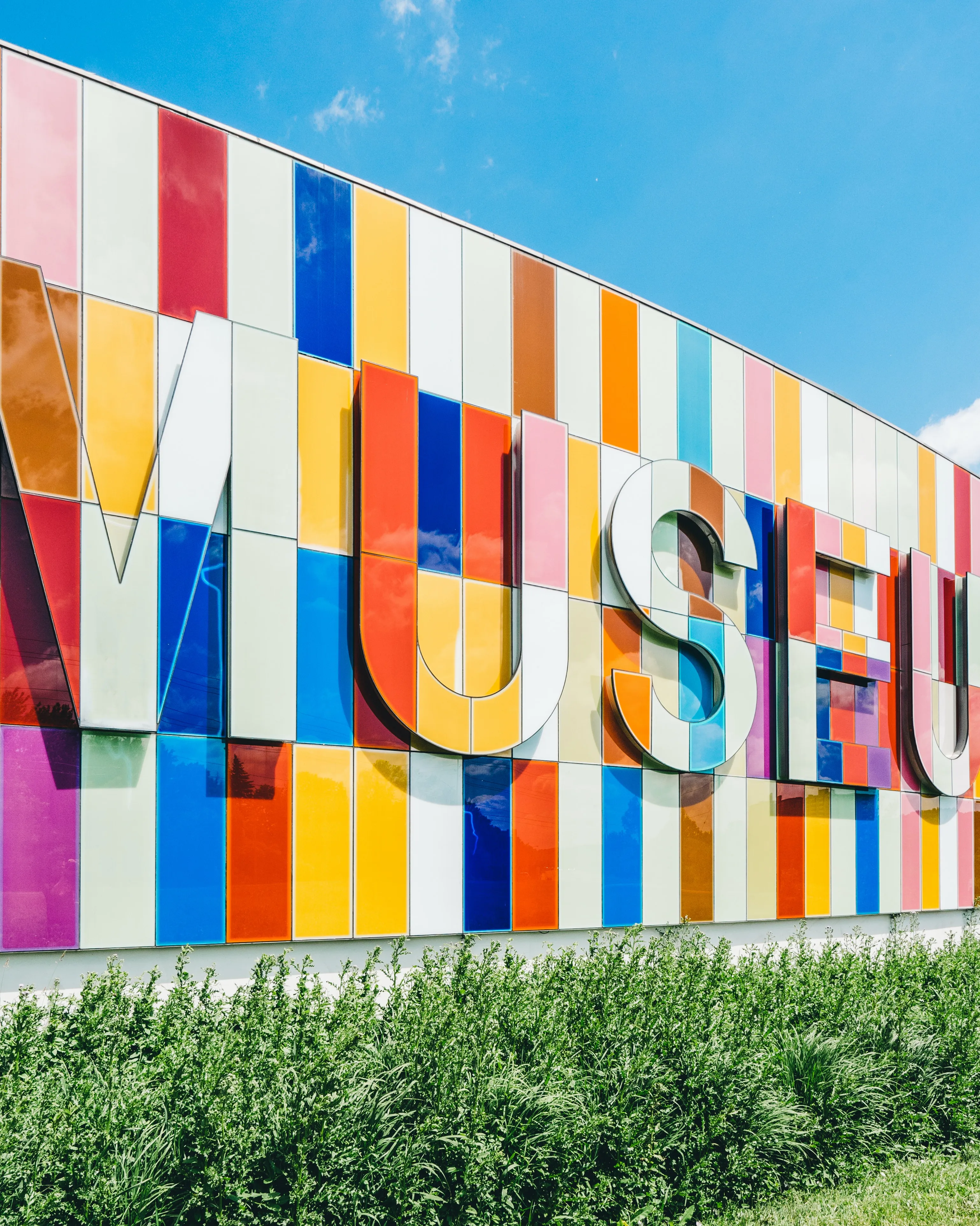 Logo d'un museu. Font: Pexels - Scott Webb