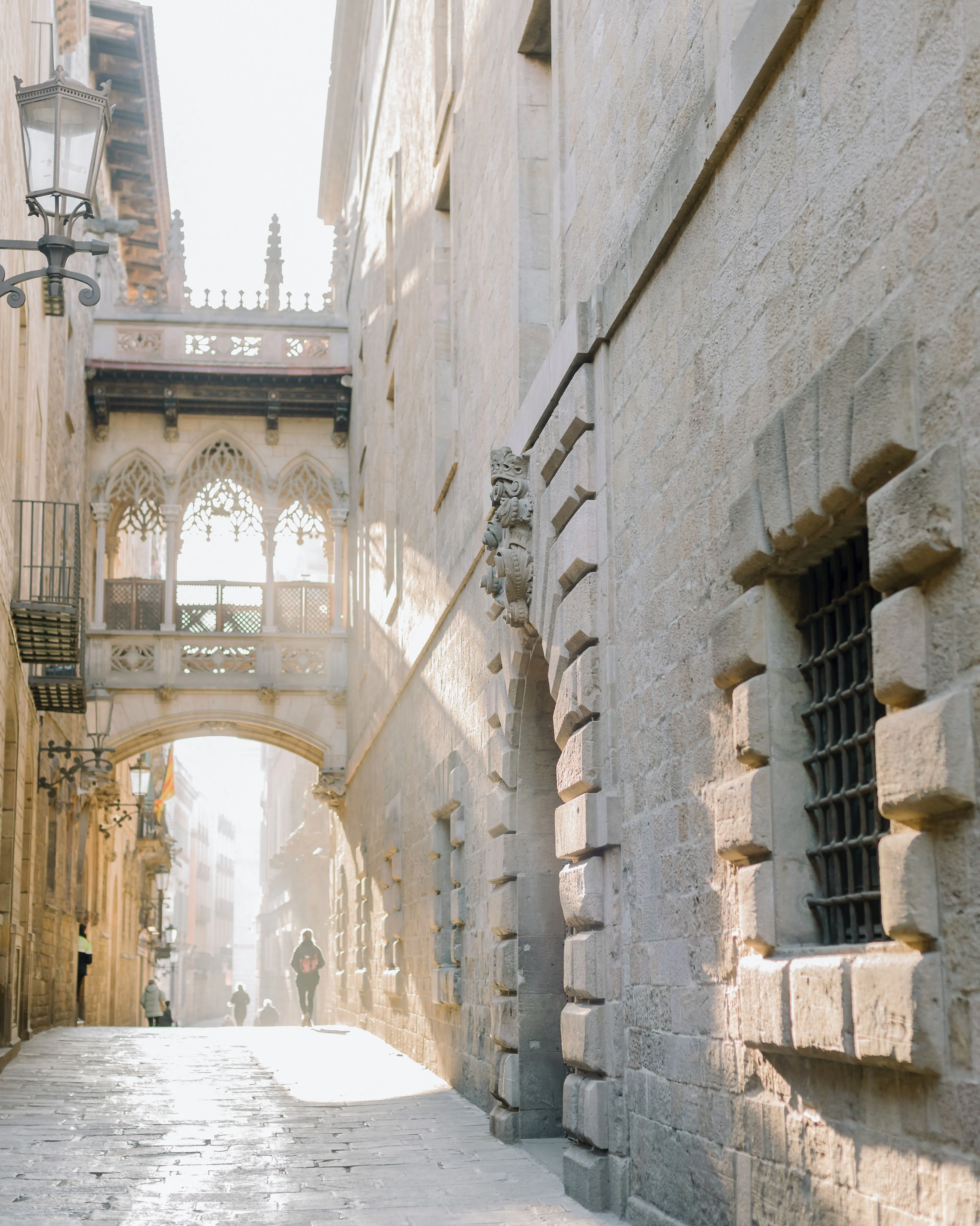 Carrer de Barcelona. Font: Pexels - Alina Skazka