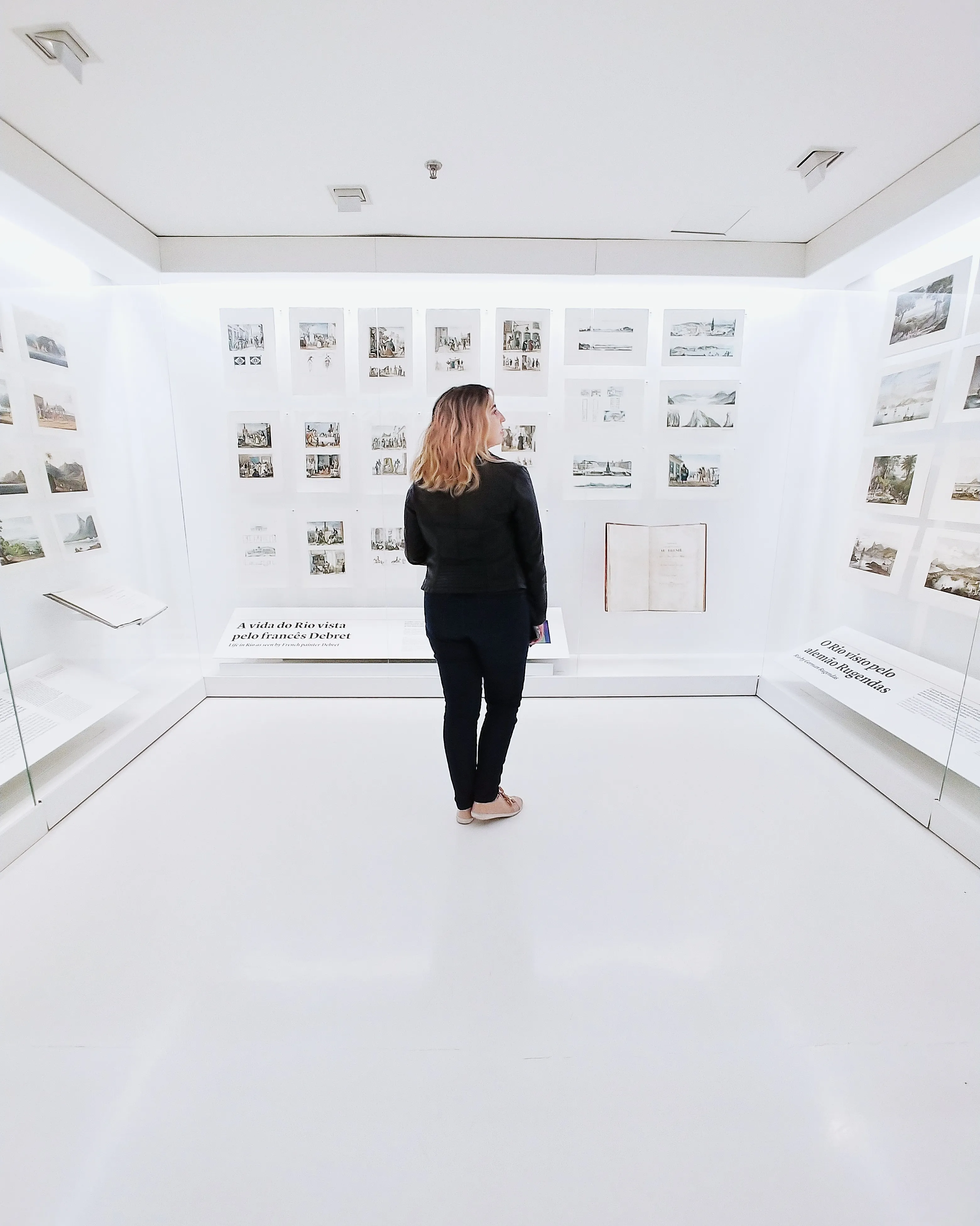 Noia en una exposició fotogràfica. Font: Pexels - Cesar Hiar