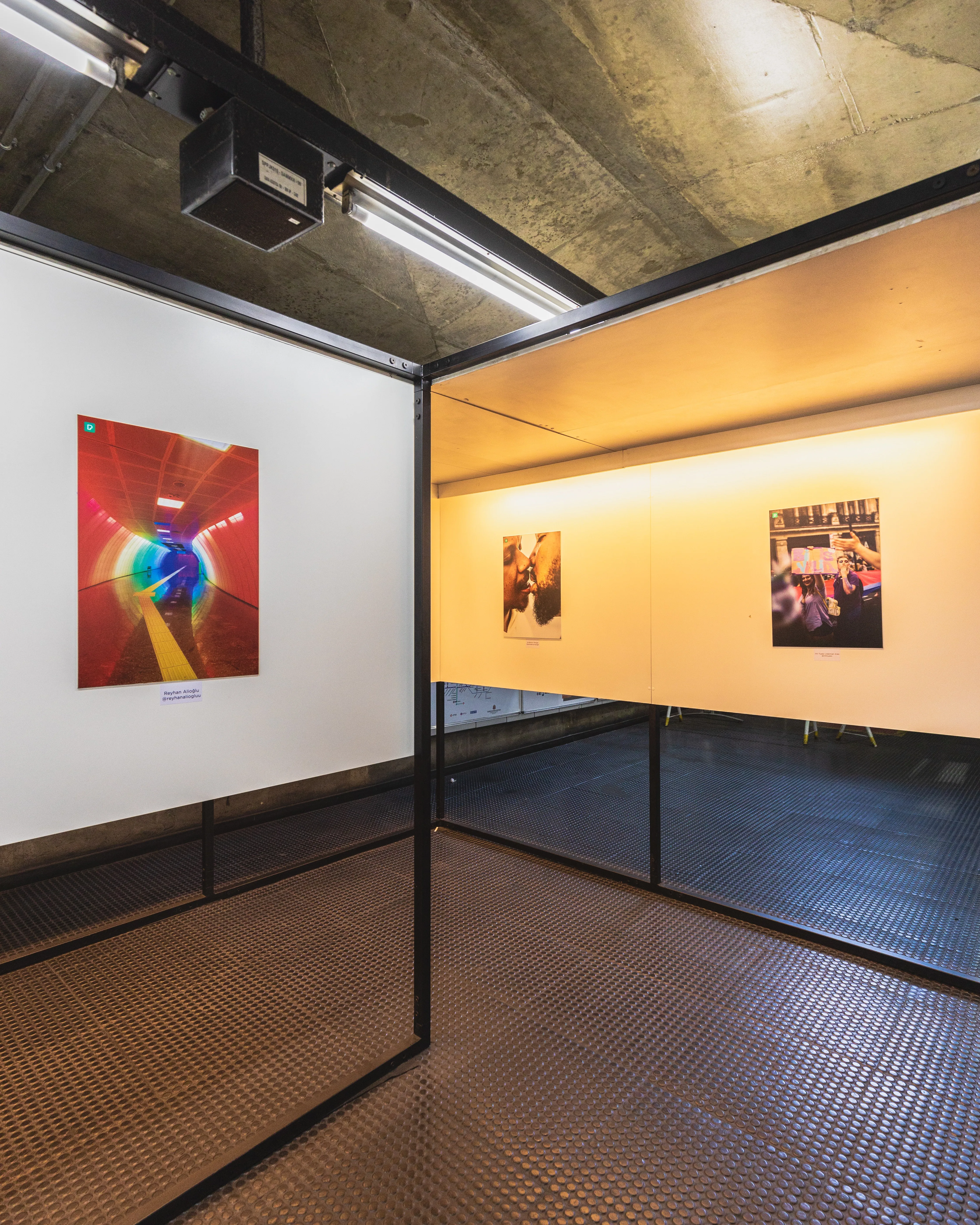 Exposició de fotografies. Font: Pexels - Matheus Bertelli Exposició de fotografies.