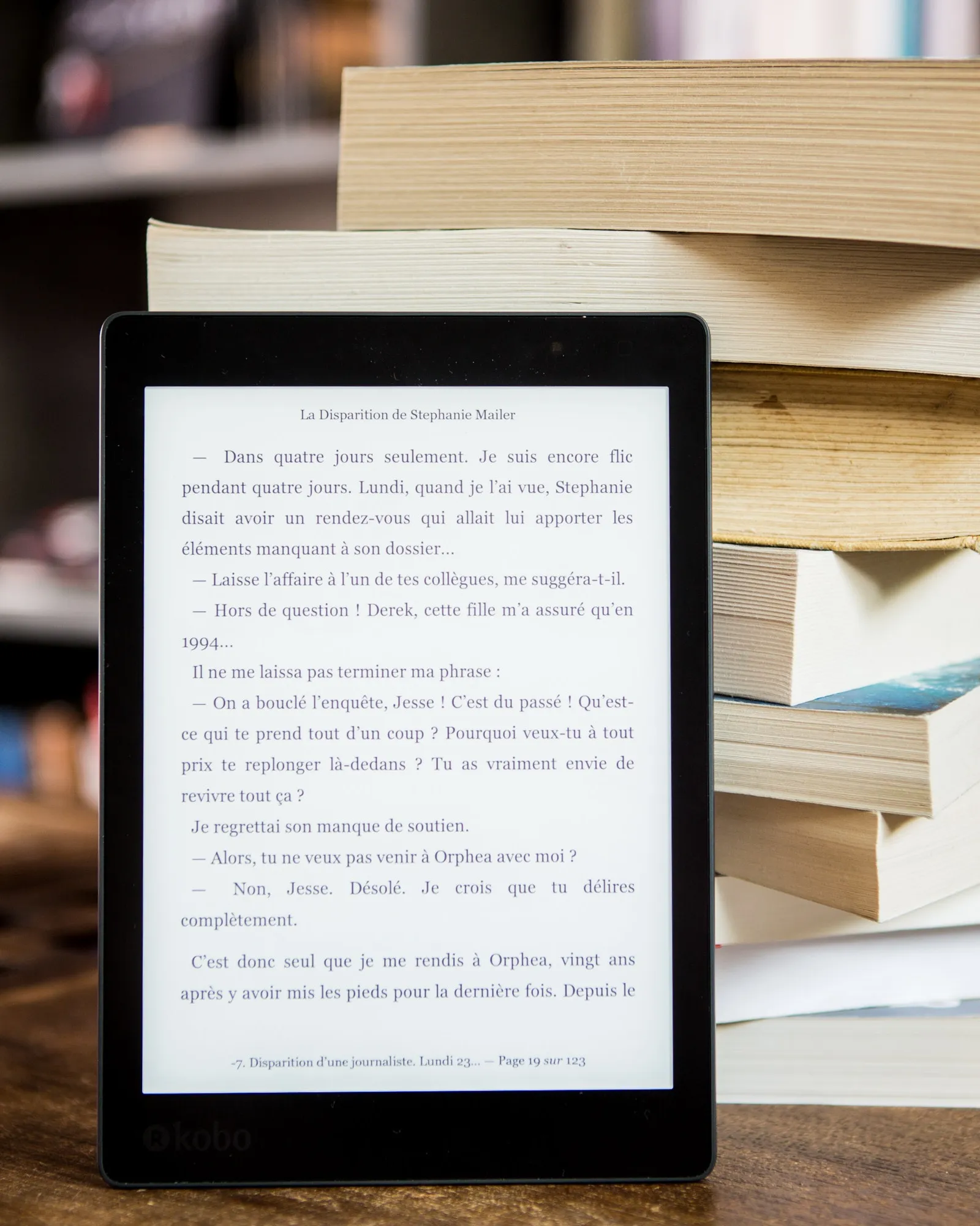 Llibres en paper vers llibre digital. Font: Pexels - Perfecto Capucine