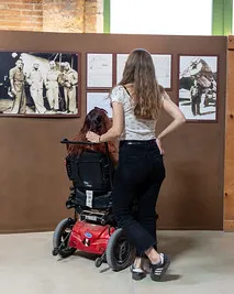 Noies mirant una exposició. Font: Niu d'imatges de la Direcció General de Joventut de la Generalitat de Catalunya Noies mirant una exposició. Font: Niu d'imatges de la Direcció General de Joventut de la Generalitat de Catalunya