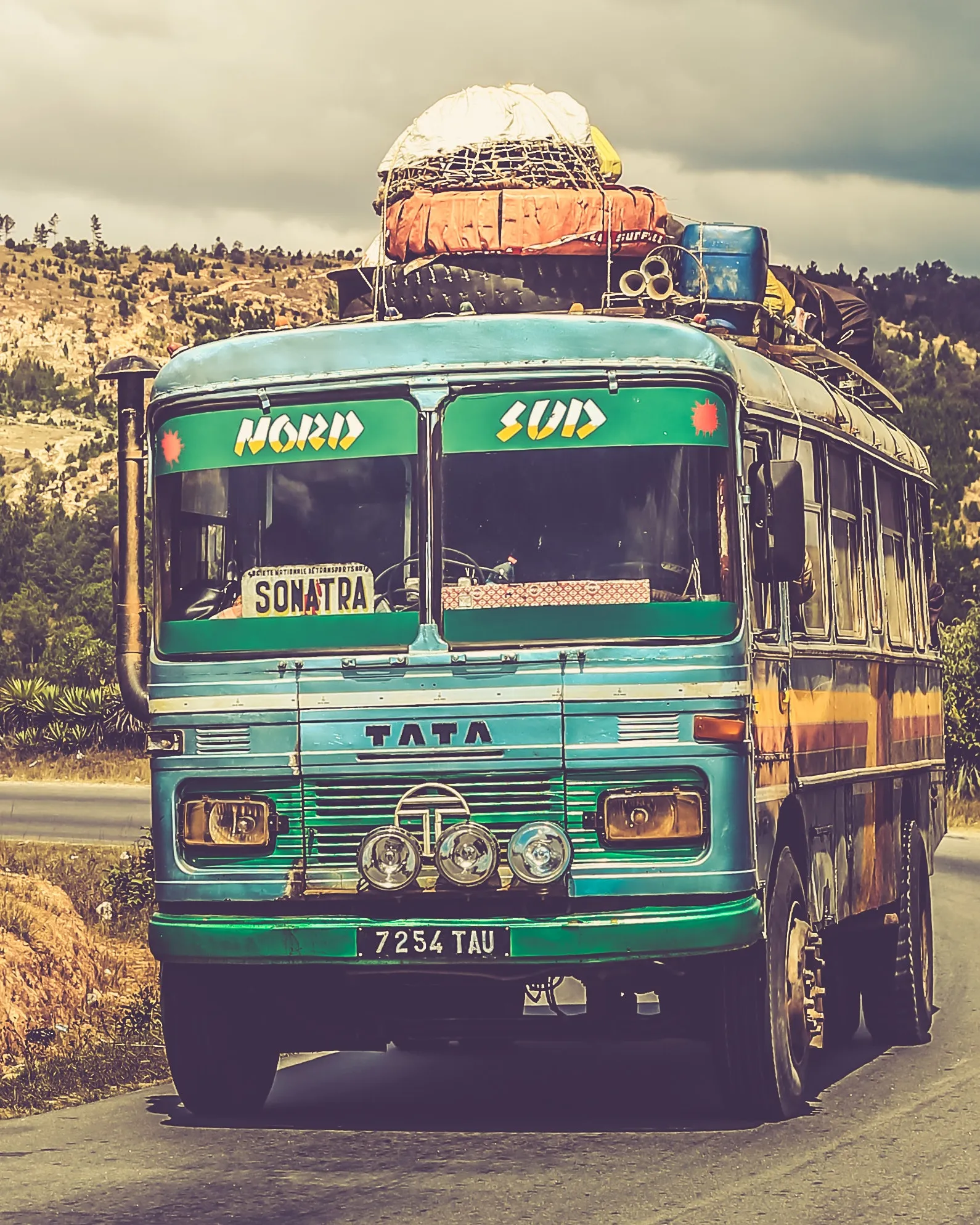 Autocar carregat amb paquets al sostre en una carretera. Font: Pexels - Chut FOTO Autocar carregat amb paquets al sostre en una carretera. Font: Pexels - Chut FOTO