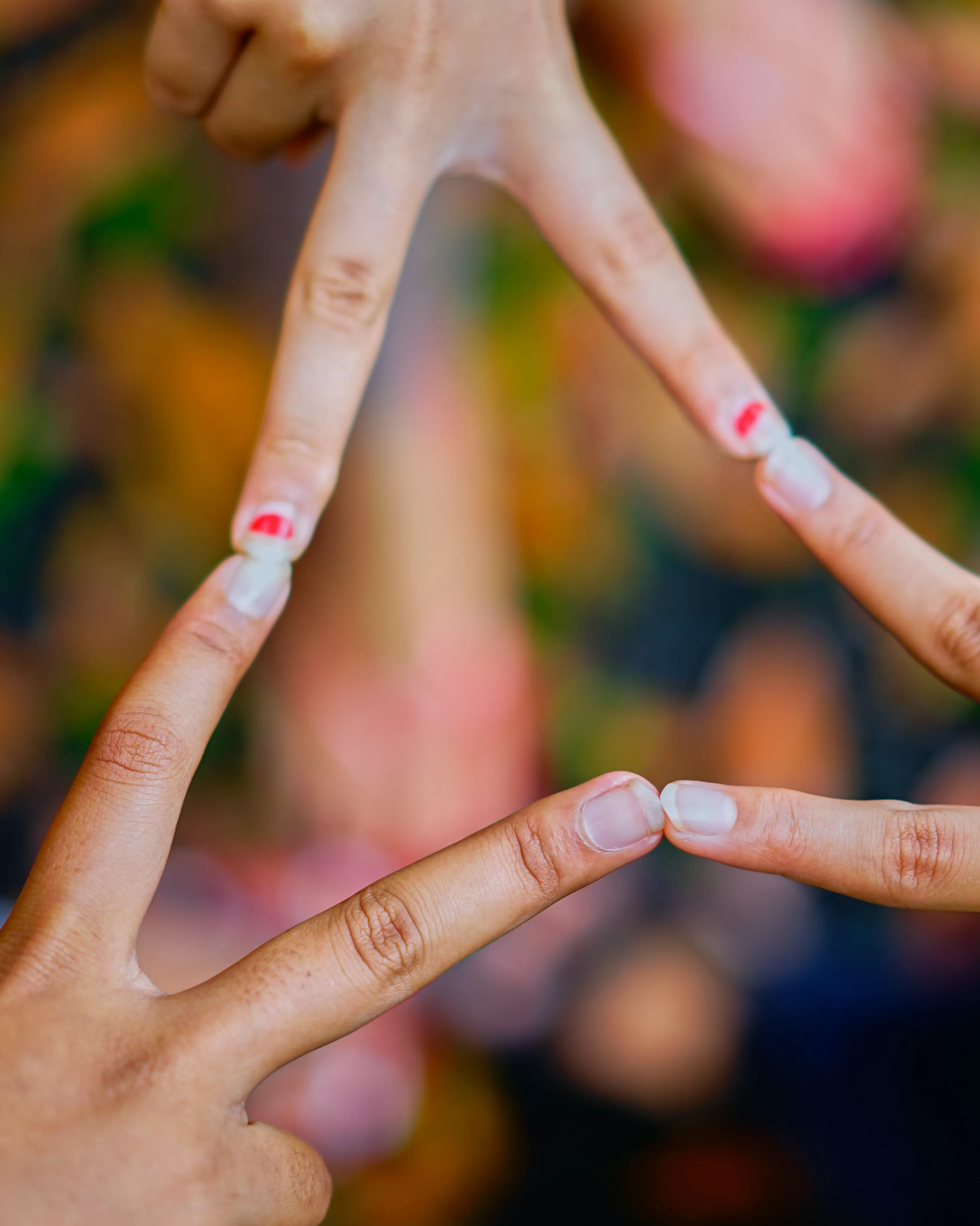 Dits enllaçats format un triangle. Font: Pexels - Darrel Und