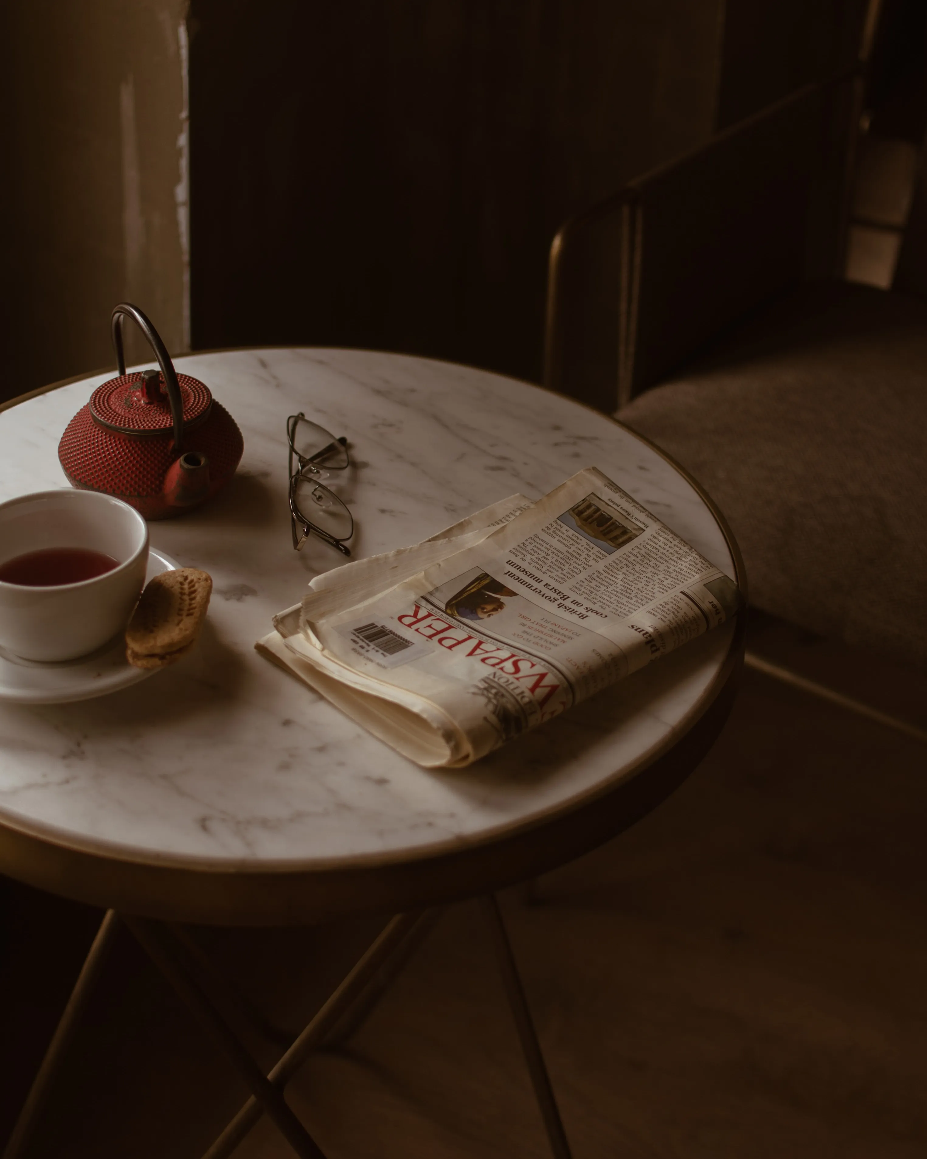 Taula amb un diari en paper. Font: Pexels - Gül Işık Taula amb un diari en paper. Font: Pexels - Gül Işık