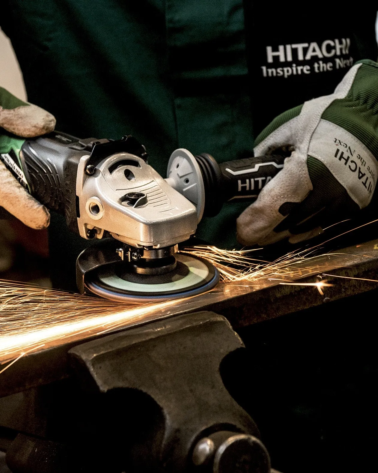 Persona treballant amb una pulidora. Font: Pixabay