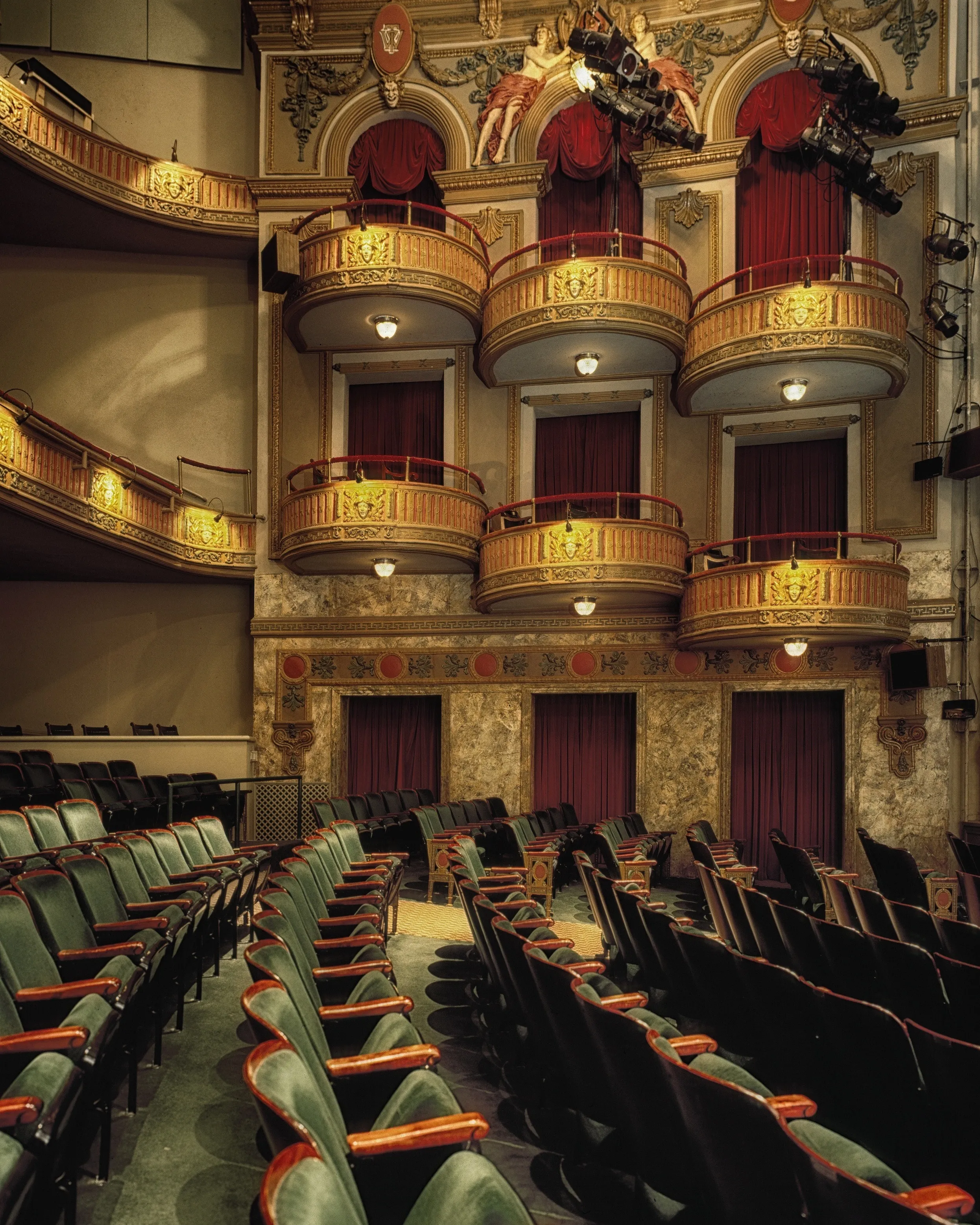 Pati de butaques d'un teatre antic. Font: Pixabay Pati de butaques d'un teatre antic. Font: Pixabay