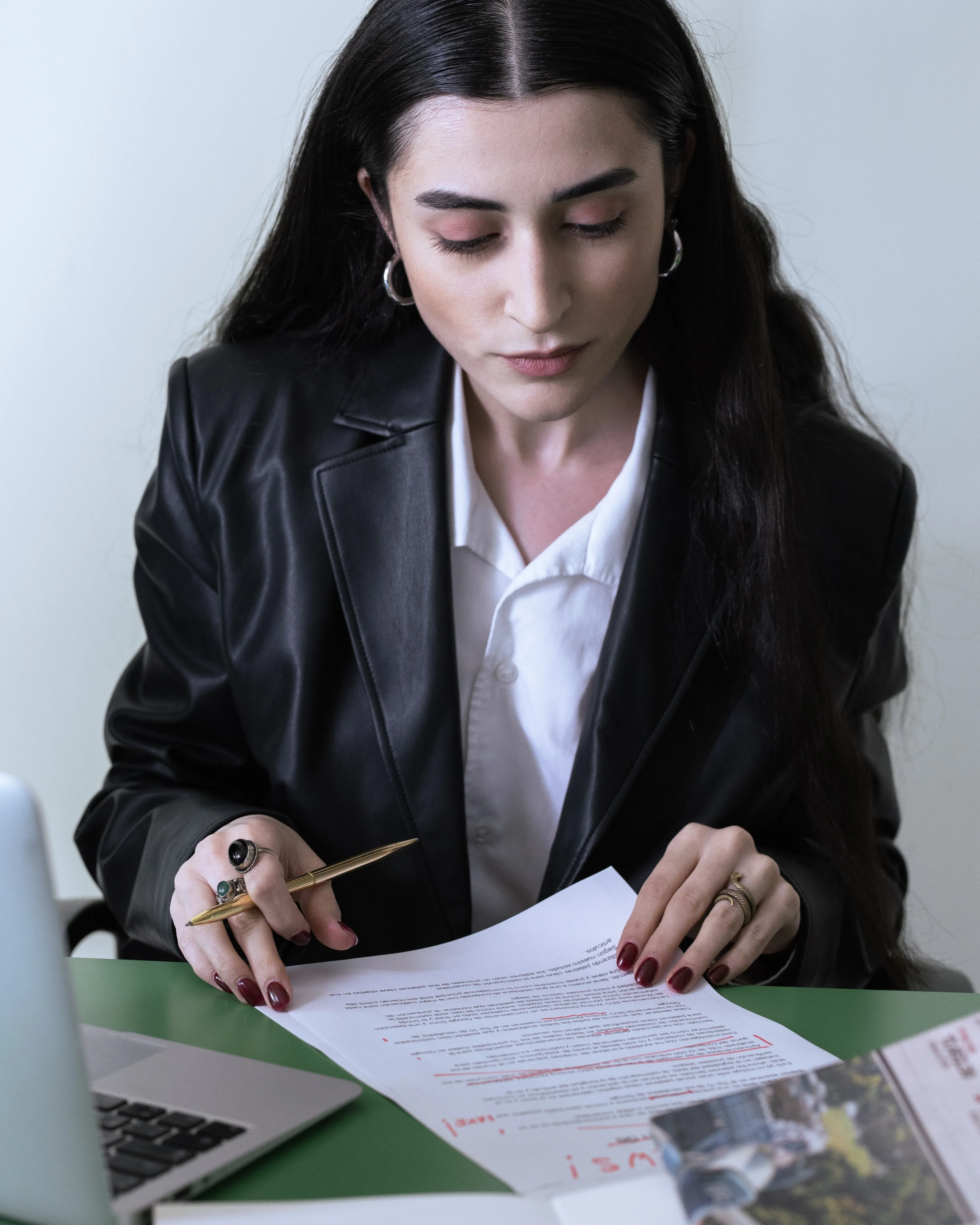 Noia treballant en un artícle. Font: Pexels - cottonbro studio