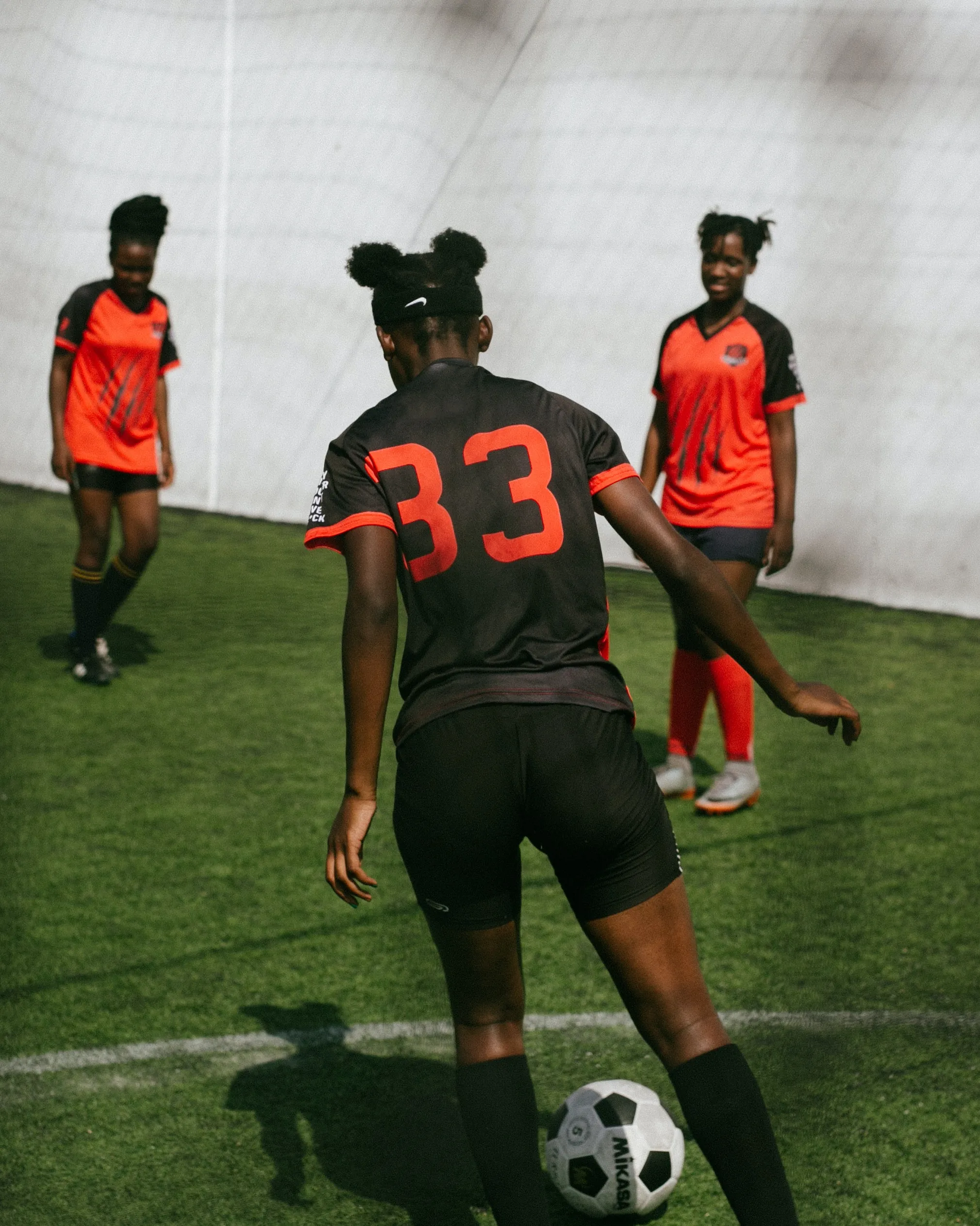 Noies entrenant a futbol. Font: Pexels - RF._.studi