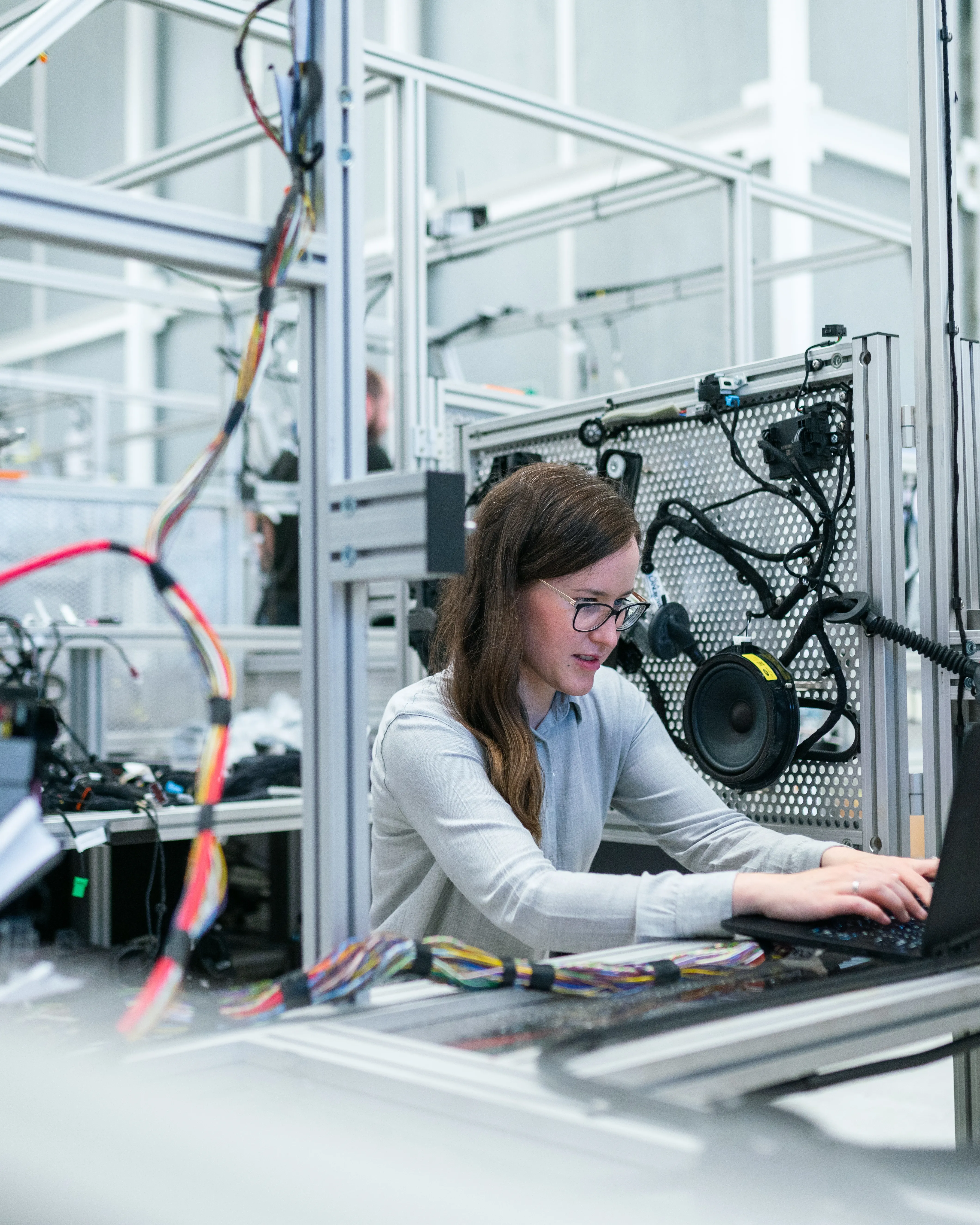 Noia programant robots. Font: Pexels - ThisIsEngineering
